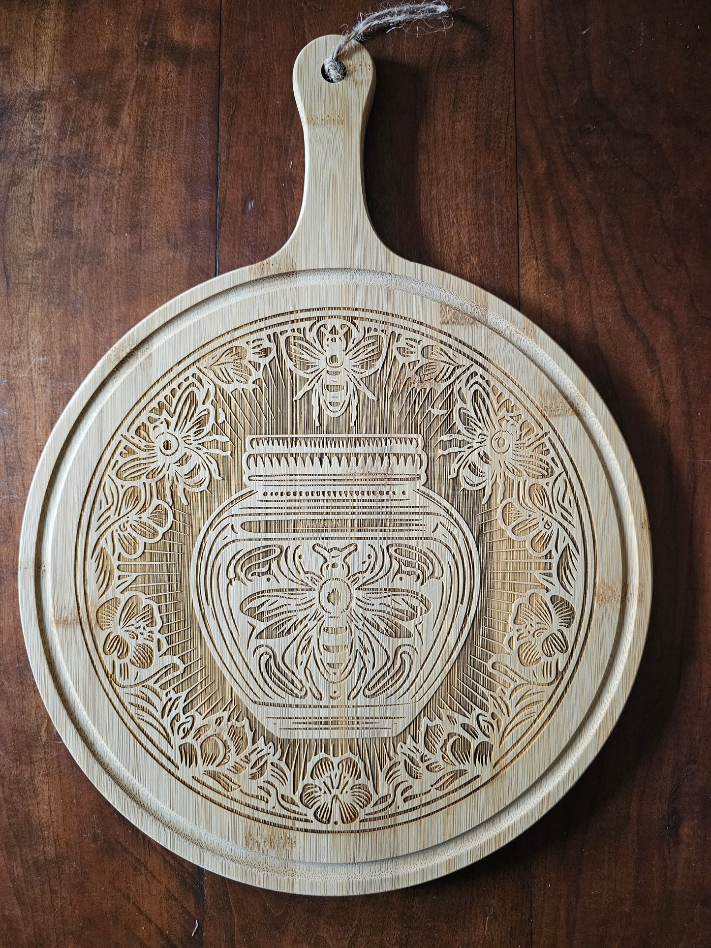 Bee Cutting Board Round with Handle
